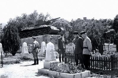 Прикрепленное изображение: могилы у танка.jpg